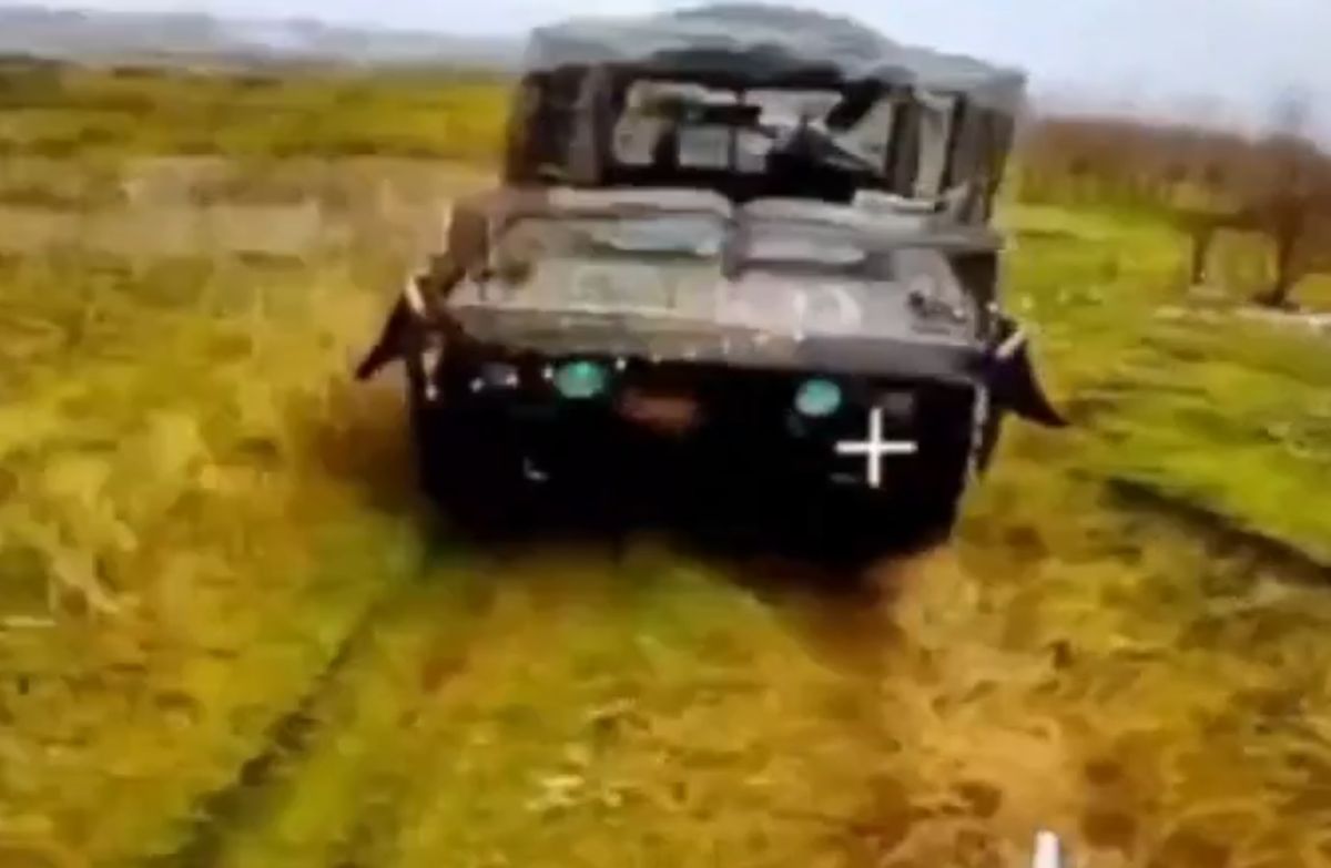 Rusia apunta a vehiculos ucranianos. Imagen recortada del video del Ministerio de Defensa ruso