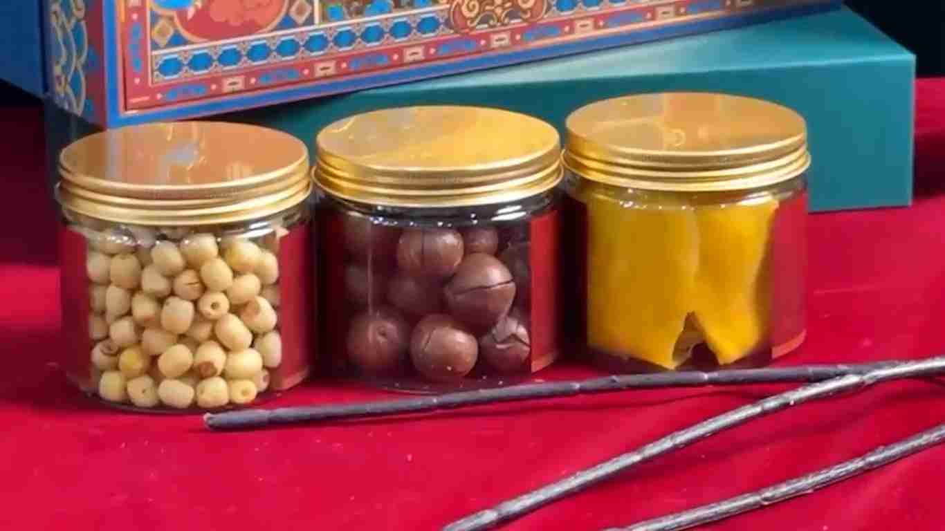 Tet gifts do not necessarily have to be expensive to express sincerity. Photo: Huyen Trang