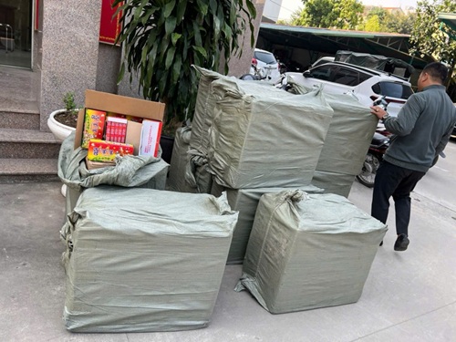 Phát hiện vụ vận chuyển hơn 250kg pháo lậu về Hà Nội. Ảnh: CAHN