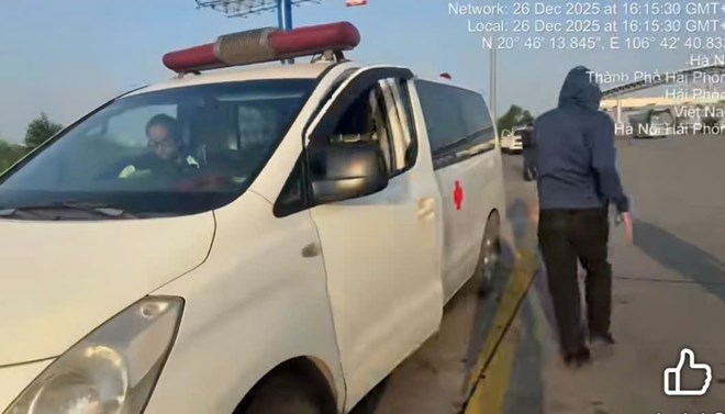 Gắn đèn cấp cứu trái phép, tài xế bị lập biên bản trên cao tốc Hà Nội - Hải Phòng