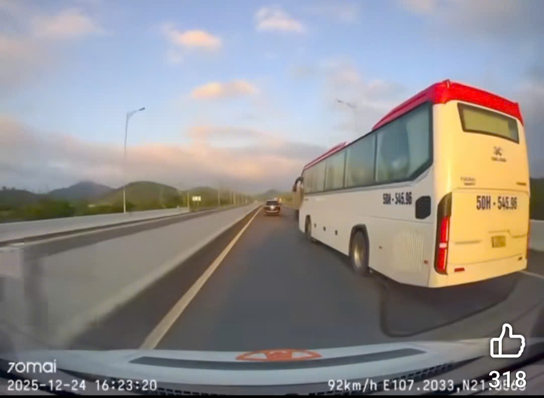 Xe khách vượt ẩu trên cao tốc Hải Phòng - Móng Cái bị xử lý. Ảnh cắt từ clip