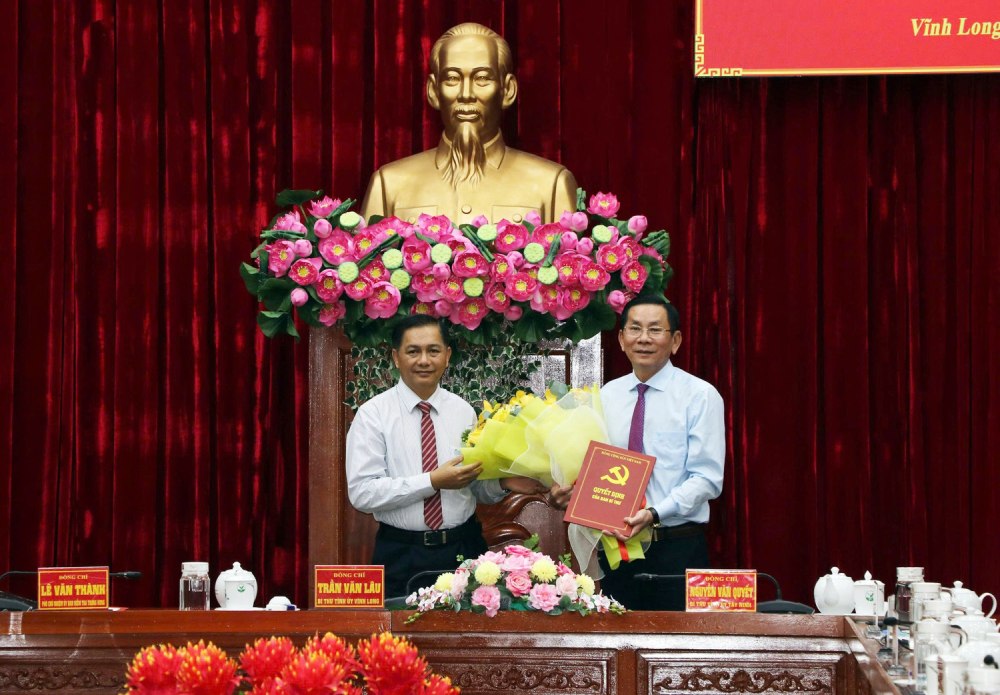 Bi thu Tinh uy Vinh Long Tran Van Lau chuc mung ong Nguyen Thanh Vung. Anh: Canh Ky