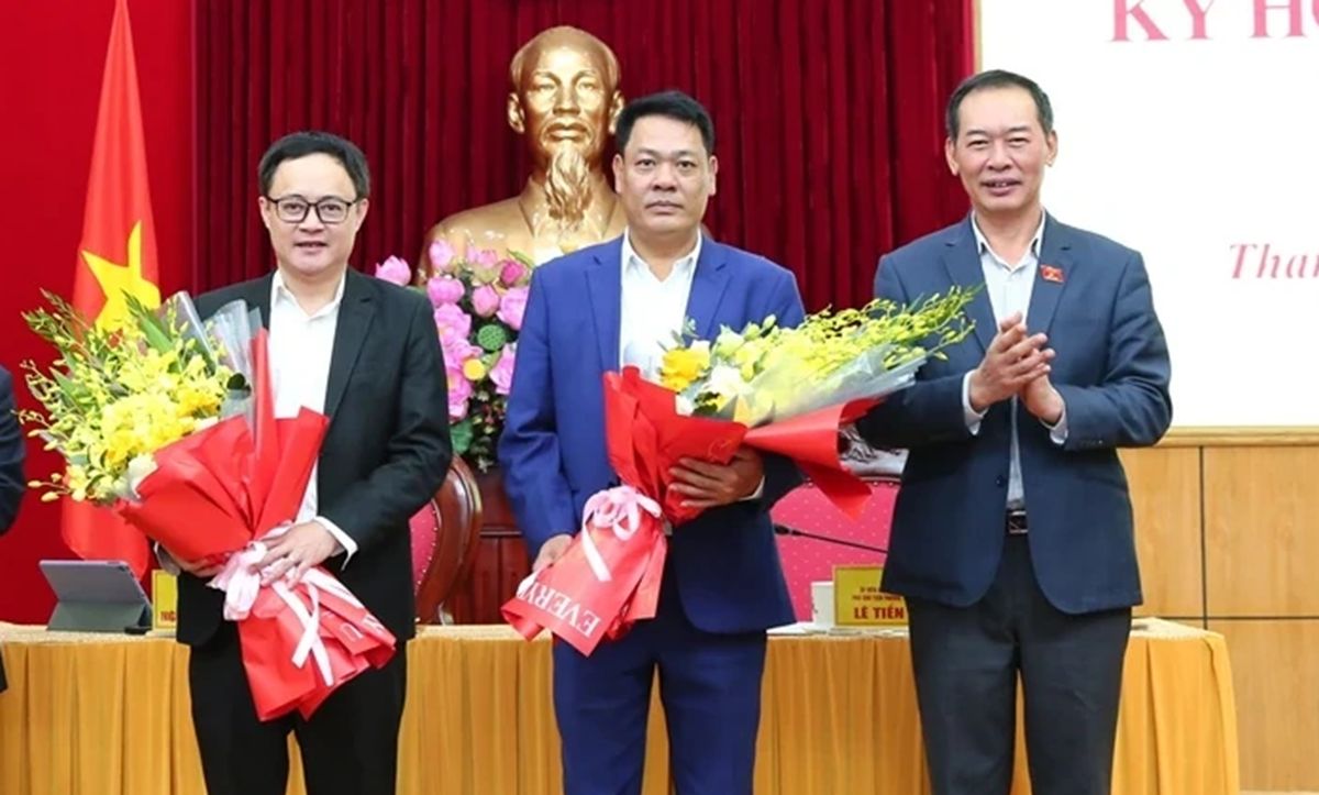 Ong Le Ngoc Hop (ngoai cung ben trai) la tan Giam doc So Noi vu tinh Thanh Hoa. Anh: Minh Hoang