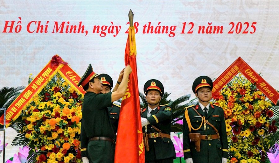 Authorized by the President, General Phan Van Giang attached the First-class Fatherland Protection Order to the Determined to Win Military Flag of the armed forces of Military Region 7. Photo: Ho Chi Minh City e-Portal