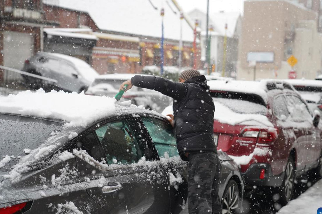 New Yorkers clear heavy snowfall on cars during another cold spell in mid-December 2025. Photo: Xinhua