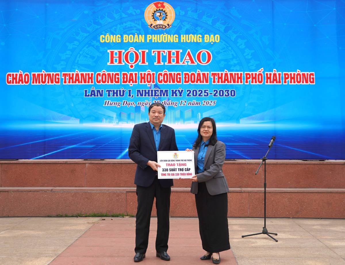 LDLD TP Hai Phong trao 330 suat qua Tet Duong lich 2026 cho doan vien phuong Hung Dao. Ảnh: Mai Dung