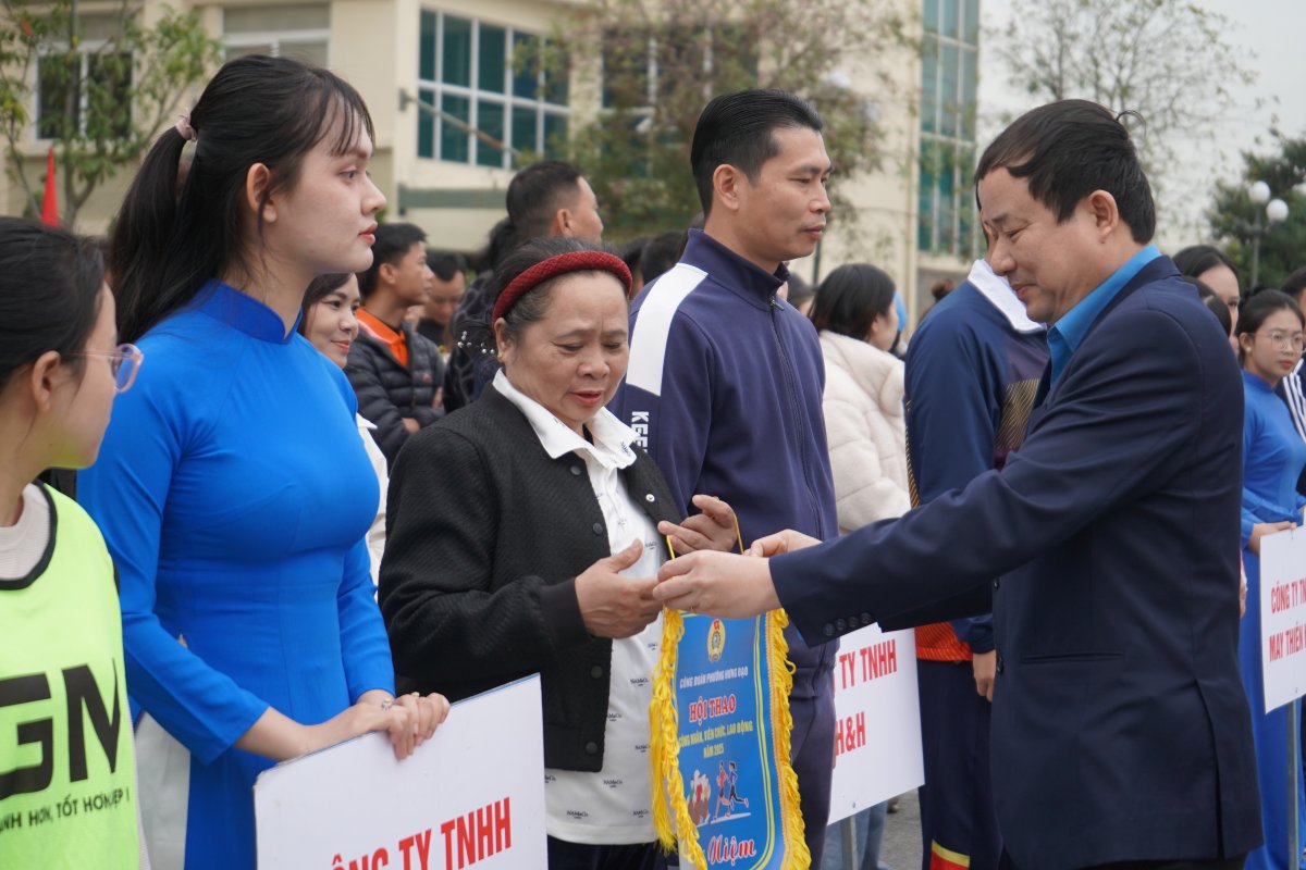 Leaders of Hai Phong City Labor Federation present souvenirs to the cities participating in the sports. Photo: Mai Dung