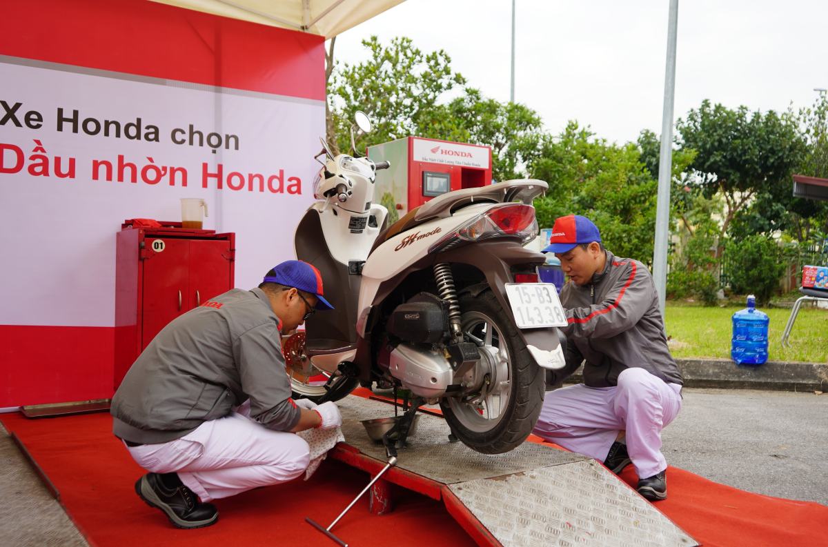 Hoat dong thay dau xe may mien phi cho doan vien. Ảnh: Mai Dung