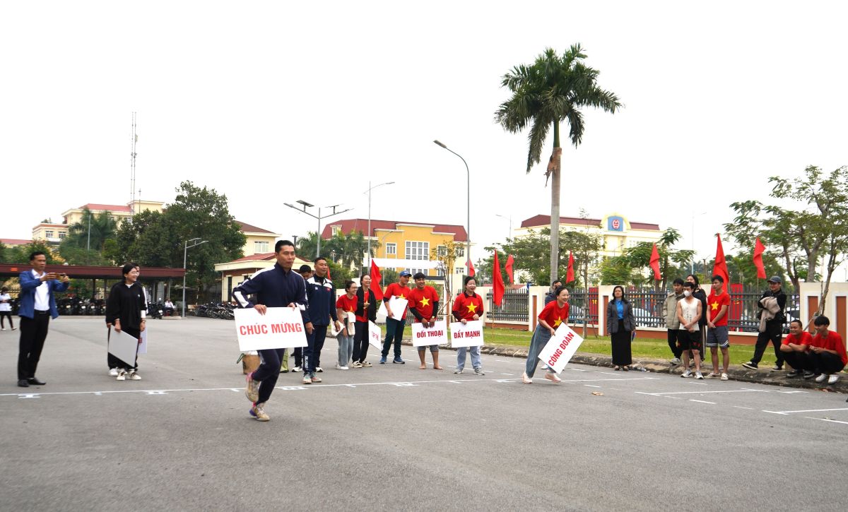 Cac van dong vien thi dau noi dung chay tiep suc - xep chu. Ảnh: Mai Dung