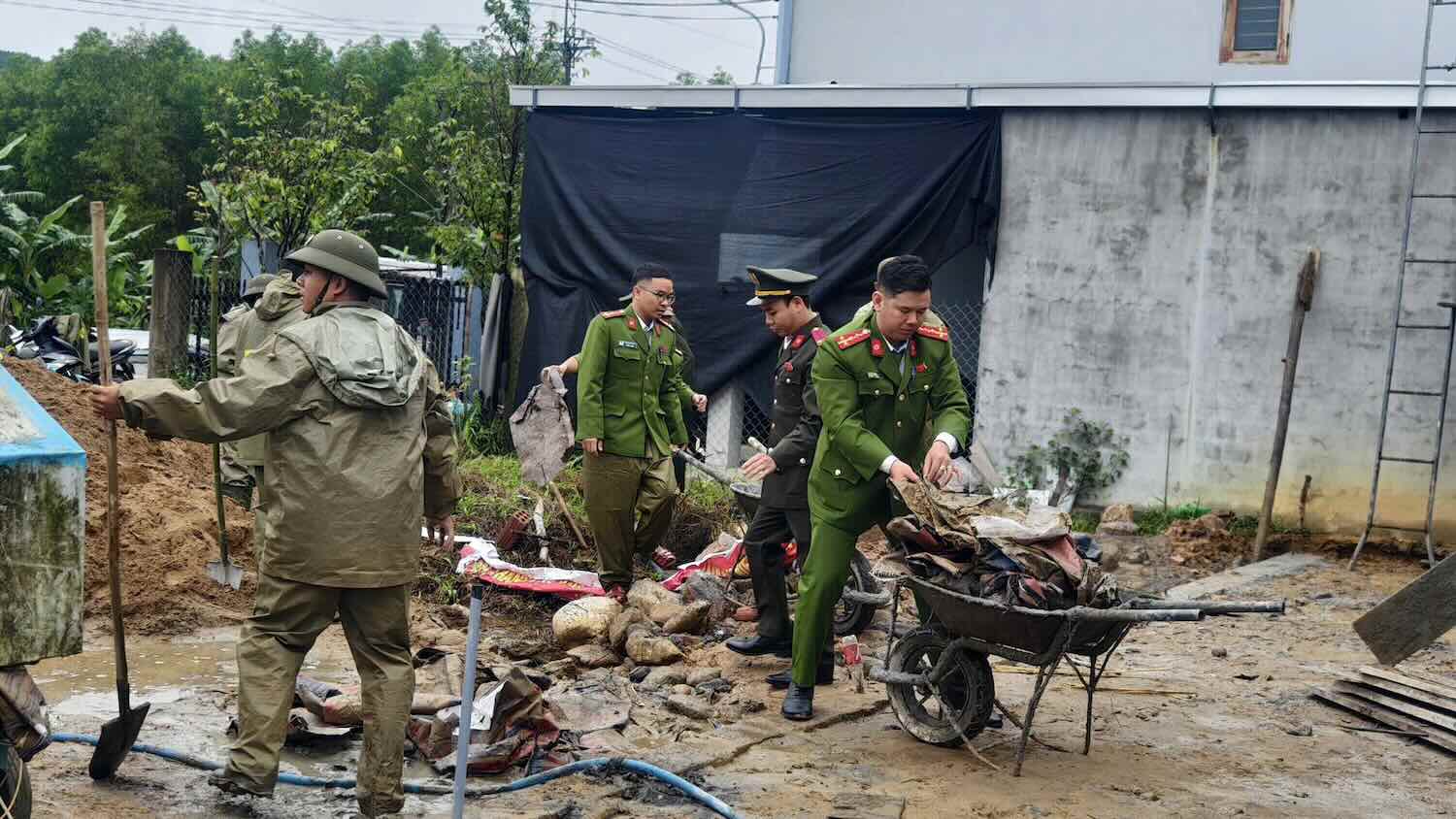 Hue City Police urgently deploy house construction for people in flood-affected areas. Photo: H. Nhung.