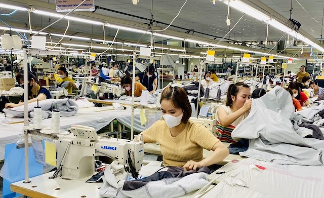 Grassroots trade union presidents are entitled to responsibility allowances. Photo: Quyet Chien