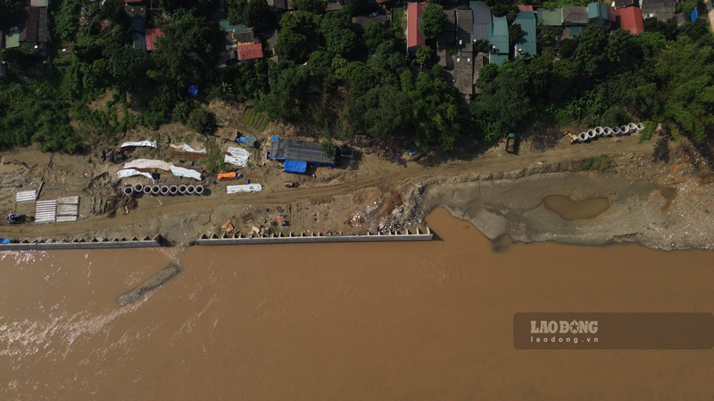 The dyke is expected to prevent landslides on the Red River bank, ensuring the safety of life and property for people. Photo: Dinh Dai