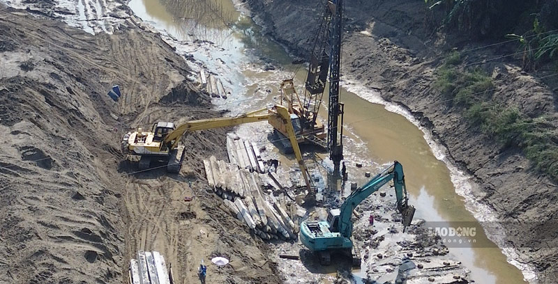 Hien nay nha thau dang lam cac cau kien be tong phuc vu thi cong du an va dong coc. Anh: Dinh Dai 