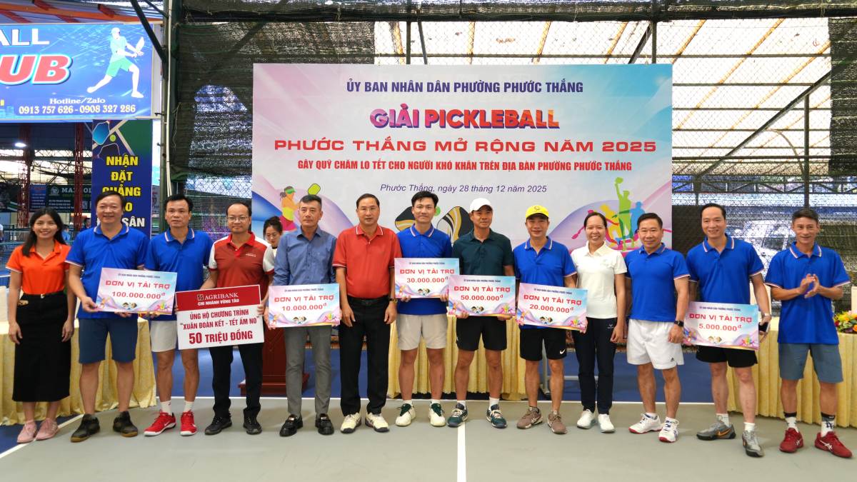 De nombreuses unites et bienfaiteurs soutiennent la collecte de fonds pour prendre soin du Tet pour les personnes en difficulte dans le quartier de Phuoc Thang. Photo: Thanh An