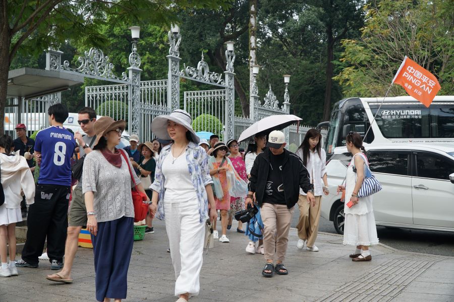 Khach quoc te tham quan, vui choi tai TPHCM trong nhung ngay cuoi nam 2025. Anh: Thanh Chan