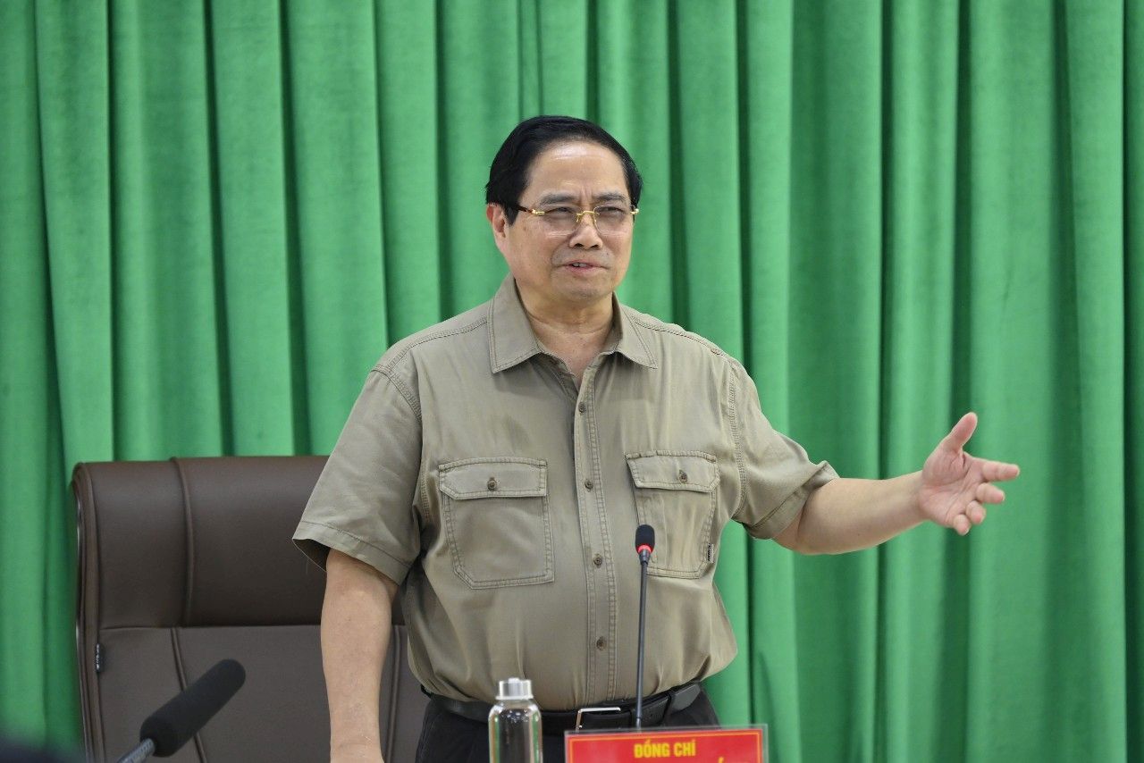 Prime Minister Pham Minh Chinh inspects and works in Dat Mui, Ca Mau related to the construction of urgent projects. Photo: Van Dong