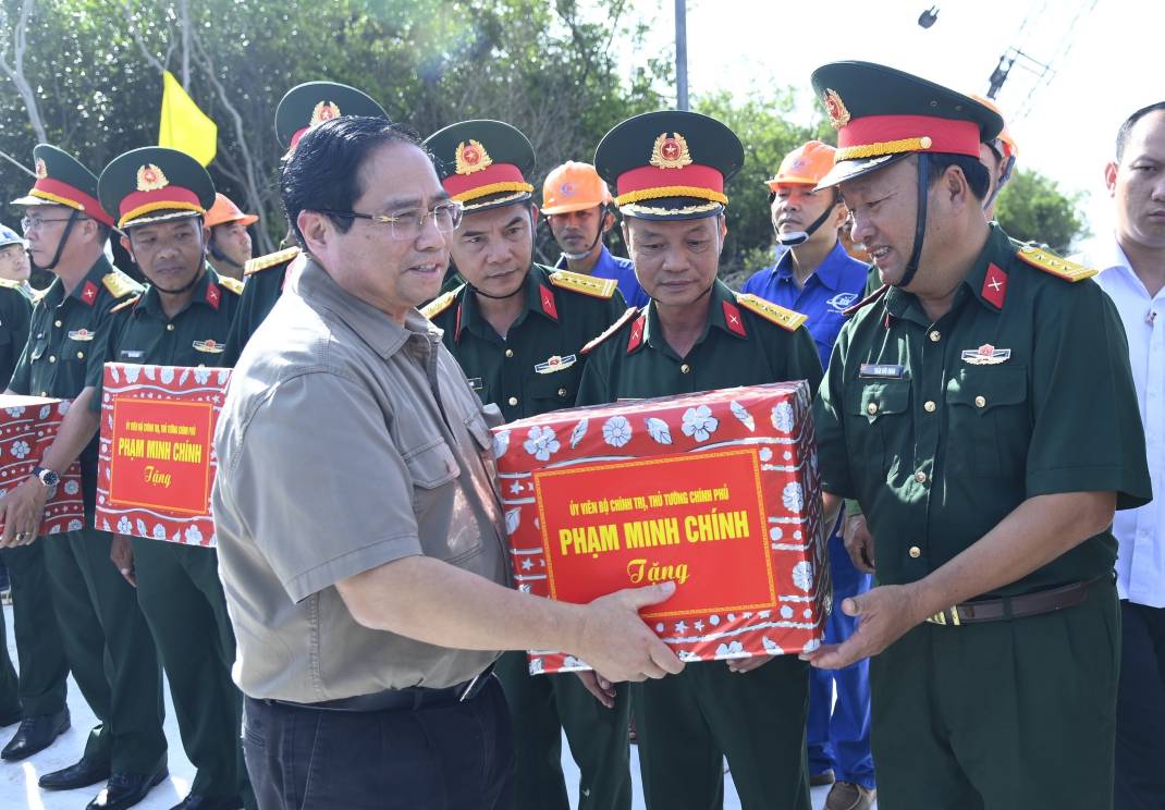 Thu tuong Chinh phu Pham Minh Chinh tang qua cho don vi thi cong cac cong trinh tai Dat Mui, Ca Mau. Anh: Van Dong