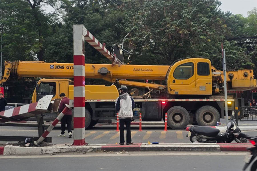 Scene of a crane ramming down the height limit bar of Thai Ha overpass. Photo: Le Hieu