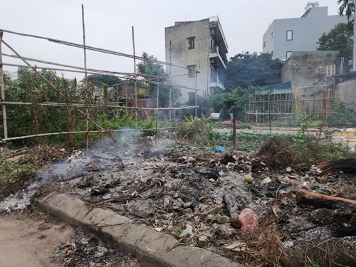 Despite the direction, spontaneous garbage burning continues in many residential areas of Hanoi. Photo: Minh Hanh