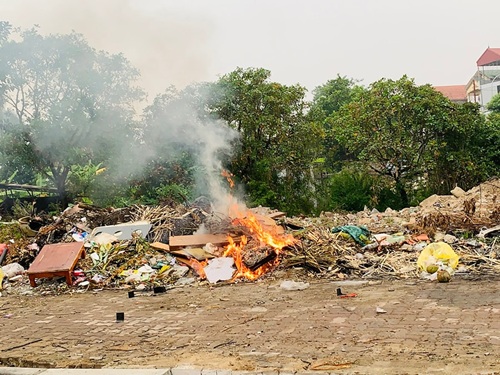 Dot rac sinh hoat lam mot trong nhung nguyen nhan lam gia tang o nhiem khong khi o Ha Noi. Anh: Dung Nhi