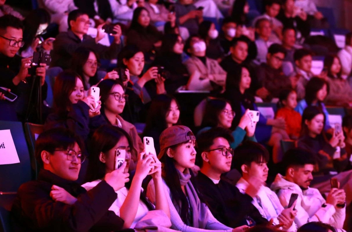 Khan gia tre thich thu khi lan dau tiep can tranh Dong Ho theo cach moi. Anh: BTC