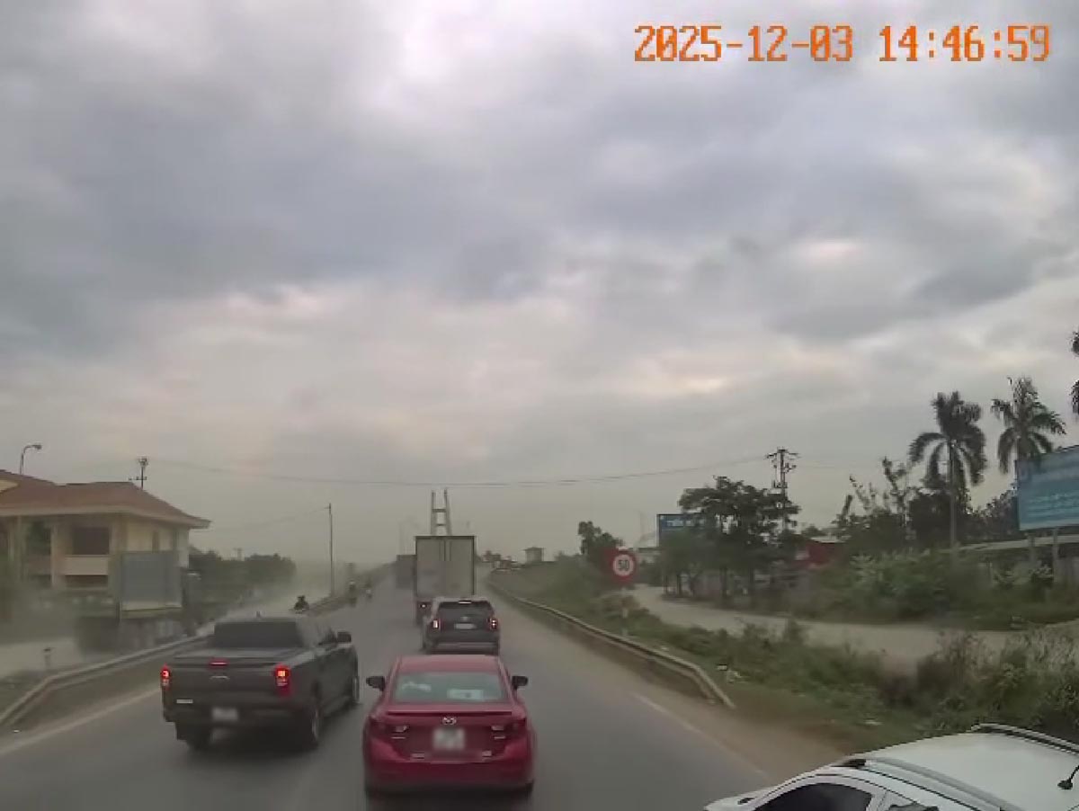 Handling 2 vehicles overtaking vehicles in cases where they are not allowed to overtake on National Highway 5 in Hai Phong. Photo: Cut from clip Traffic Police Department