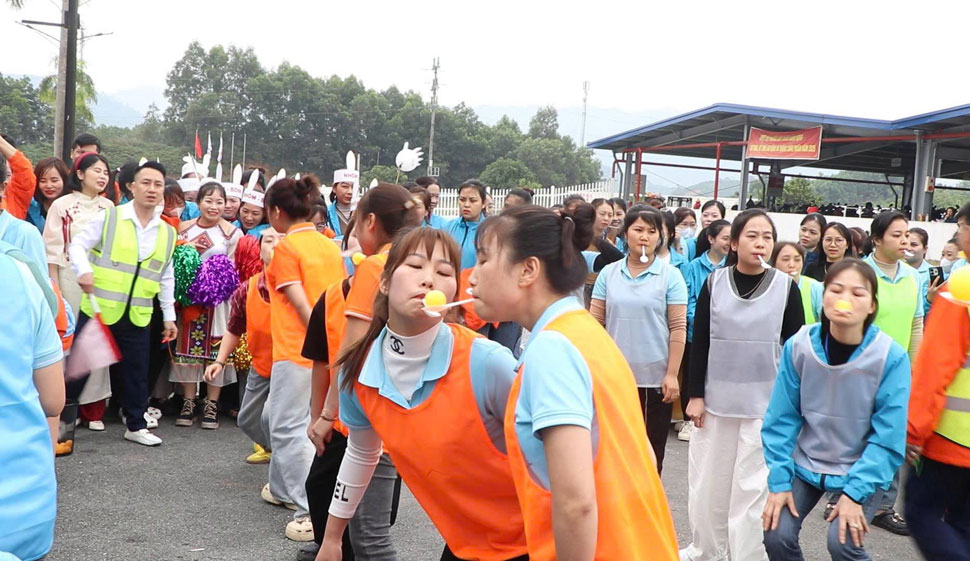 Khong khi ngay hoi soi dong voi cac tro choi dan gian hap dan  