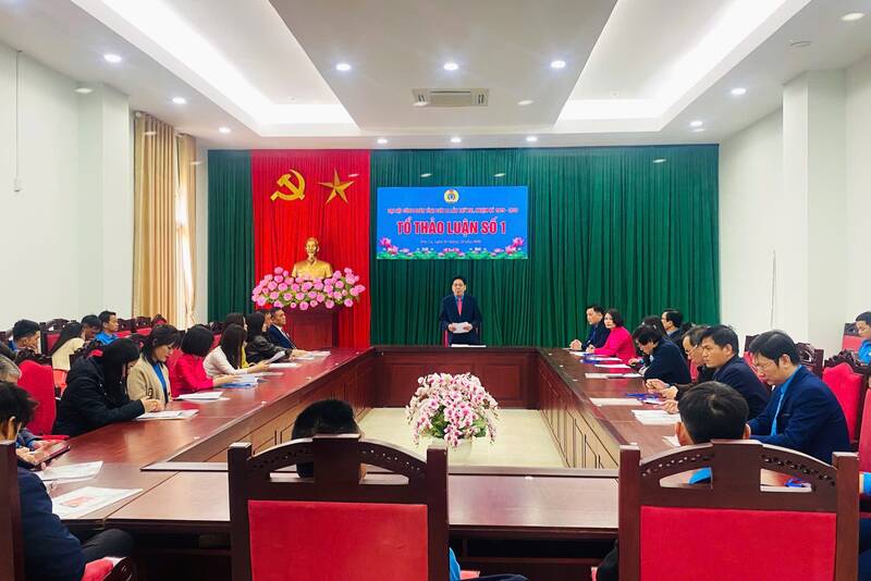 Cac to dai bieu thao luan, dong gop y kien vao cac noi dung trinh Dai hoi. Anh: Truong Son