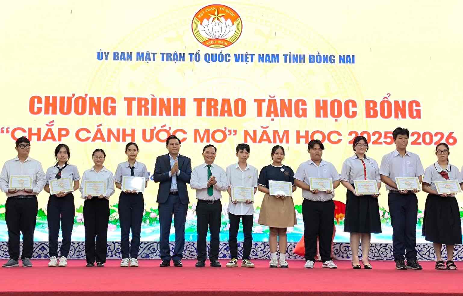 The Vietnam Fatherland Front Committee of Dong Nai province coordinates to award scholarships "Wings of Dreams" to students. Photo: Provincial Fatherland Front
