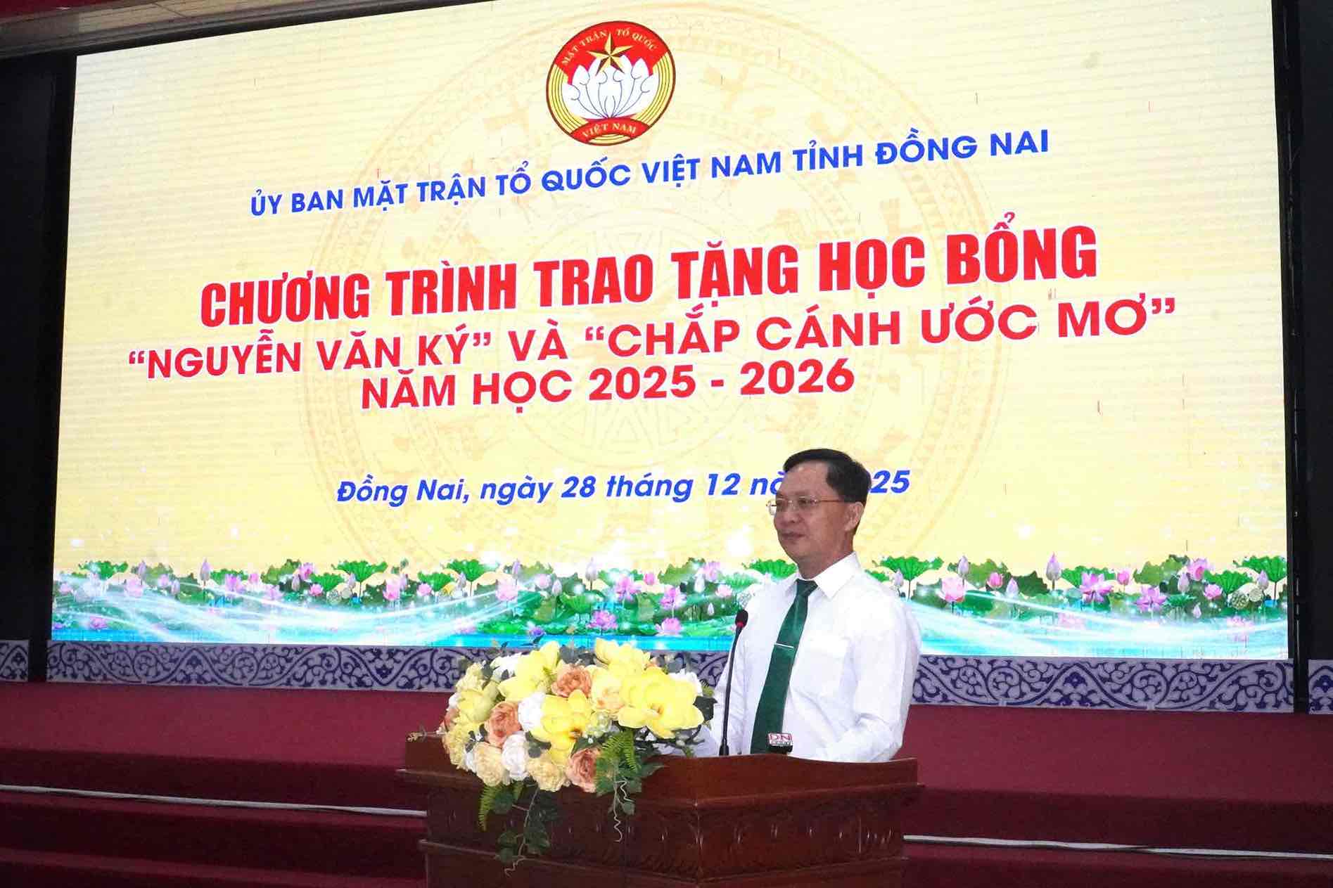 Ong Ha Anh Dung - Uy vien Ban thuong vu Tinh uy, Pho chu tich Thuong truc Uy ban Mat tran To quoc Viet Nam tinh Dong Nai phat bieu tai le trao tang hoc bong. Anh: HAC