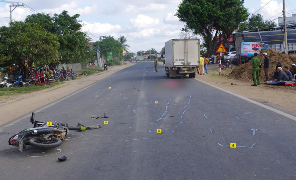 Scene of the accident on National Highway 25 (section passing through Phu Thien commune, Gia Lai0, killing 2 people. Photo: Police