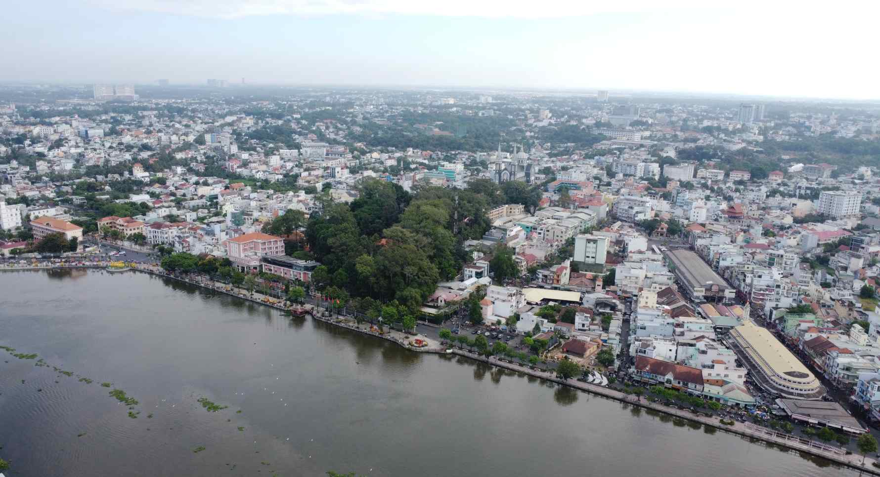 The Ho Chi Minh City People's Council has approved the draft resolution to issue the first land price list, applicable from January 1, 2026. Photo: Duong Binh