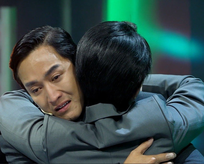 The touching reunion of "Red Rain" actors Hua Vi Van and Pham Quynh Anh. Photo: Producer