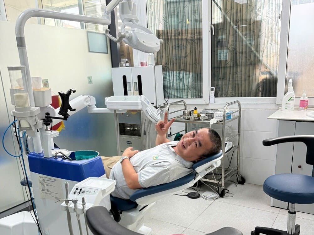 Maintain the habit of regular dental check-ups will help ensure health for middle-aged people. Photo: Tuan Anh