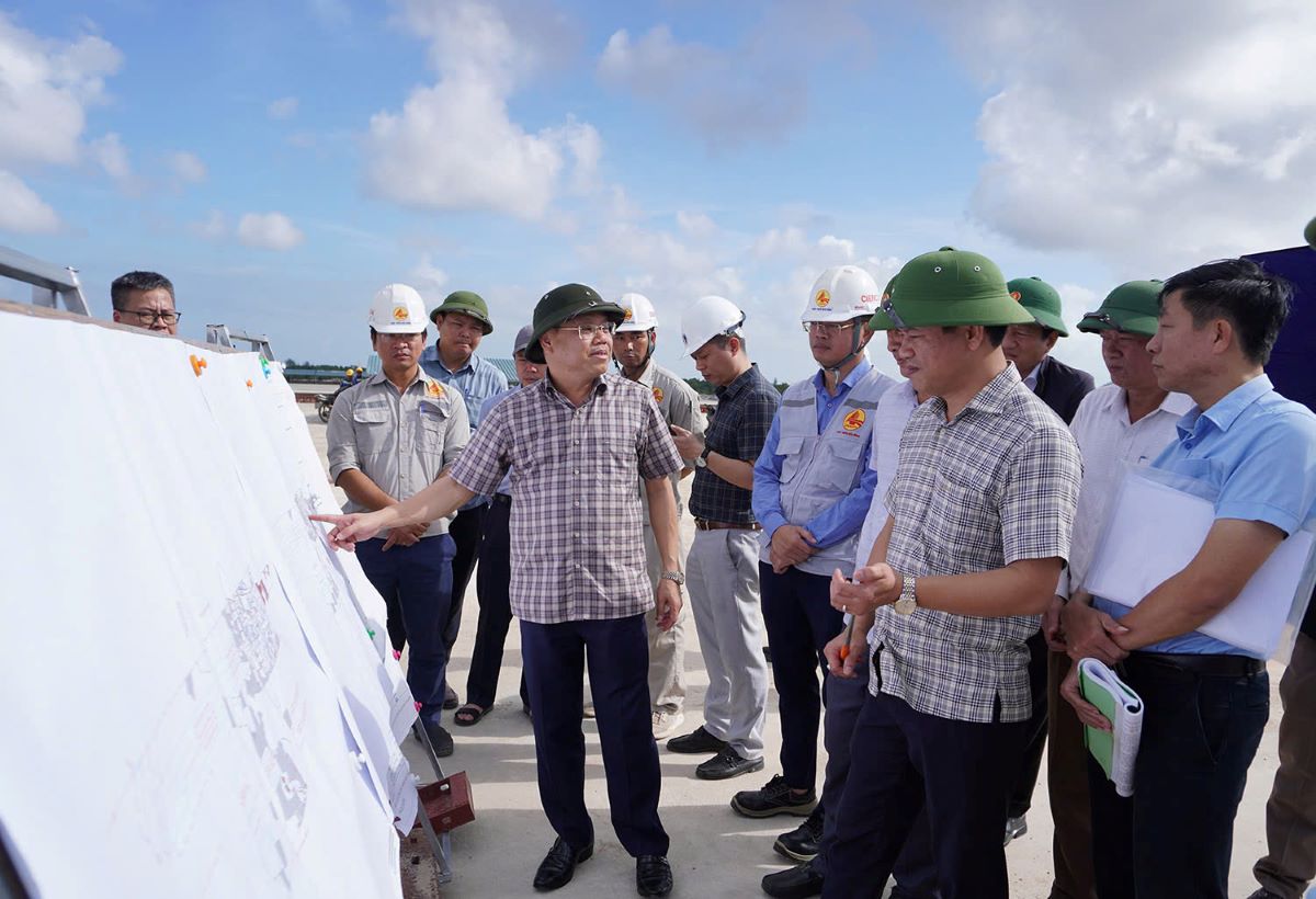 Lanh dao tinh Quang Tri kiem tra tien do xay dung san bay. Anh: Hung Tho 