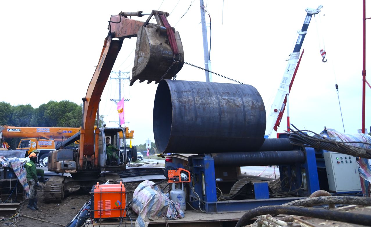 Cac don vi thi cong dang hoi ha lam viec ngay dem tren cong truong. Anh: Van Dong