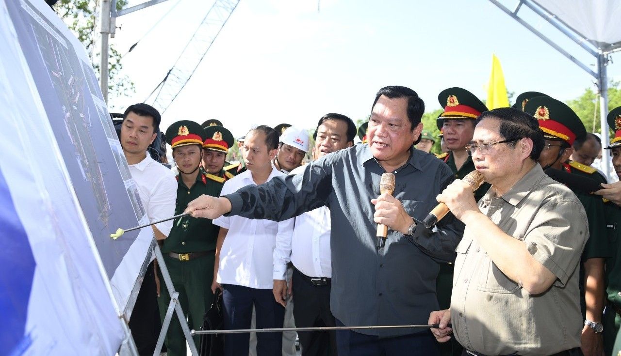 Prime Minister Pham Minh Chinh inspects strategic transport projects in Ca Mau. Photo: Van Dong
