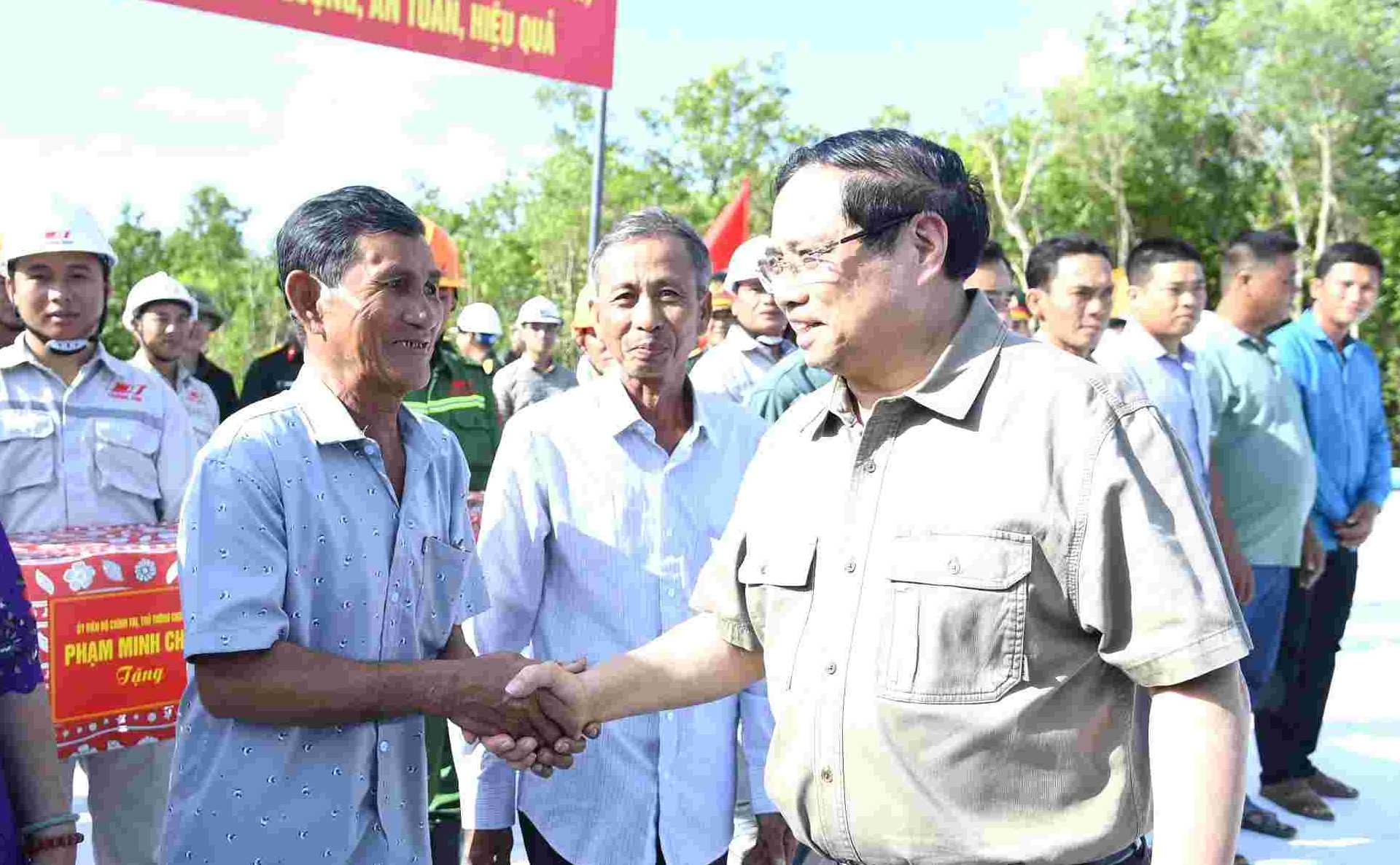 Thu tuong Chinh phu Pham Minh Chinh tang qua cho ba con vung bi anh huong cua du an tai Dat Mui, Ca Mau. Anh: Van Dong