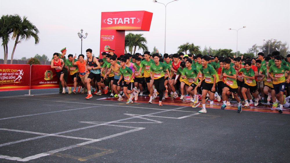 More than 1,000 people participate in the Marathon "Joining a determination - For a drug-free community". Photo: Van Vu