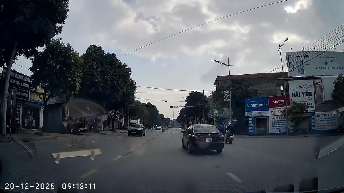 Drivers changing lanes without warning signals on Quang Trung street, Phu Van ward, Ninh Binh province. Photo: Cut from clip Traffic Police Department