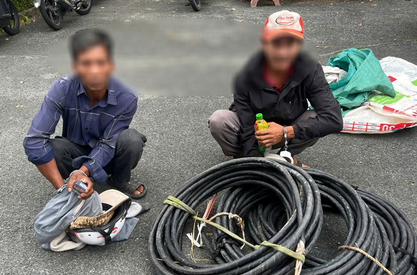 2 subjects and 3 rolls of electric wire stolen by the subjects. Photo: Can Tho City Police