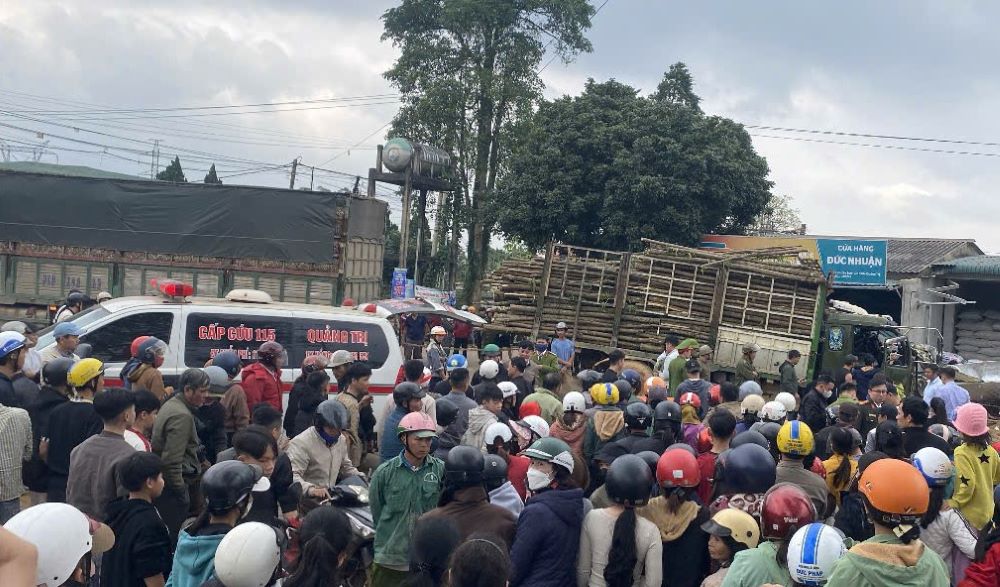 Nguoi dan tu tap dong o gan hien truong xay ra vu tai nan giao thong. Anh: H.Nguyen