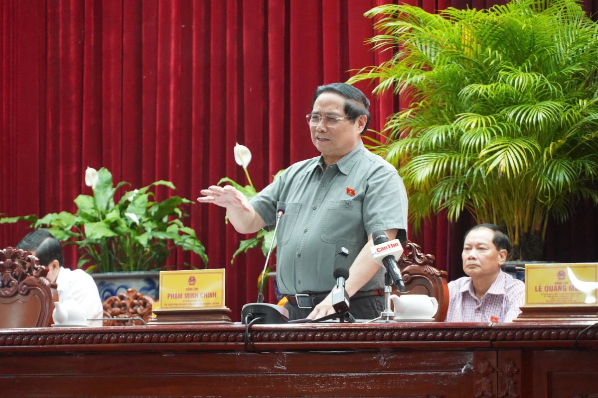 Prime Minister Pham Minh Chinh meets with voters in Can Tho City on the topic of education and health. Photo: Ta Quang