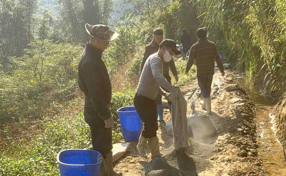 Nguoi dan cung Xi mang Hoang Long chung tay lam duong. Anh: Xi mang Hoang Long