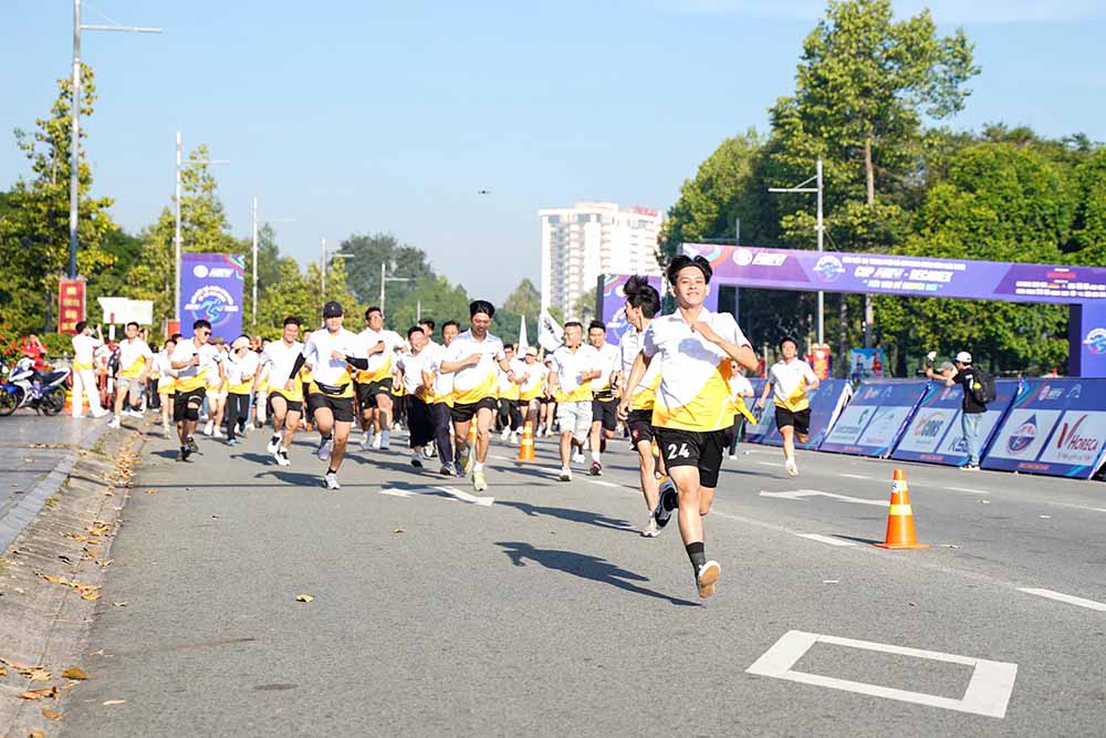 Cac van dong vien he phong trao thi dau cac cu ly 5 km va 10 km cho nam. Anh: So VHTT TPHCM