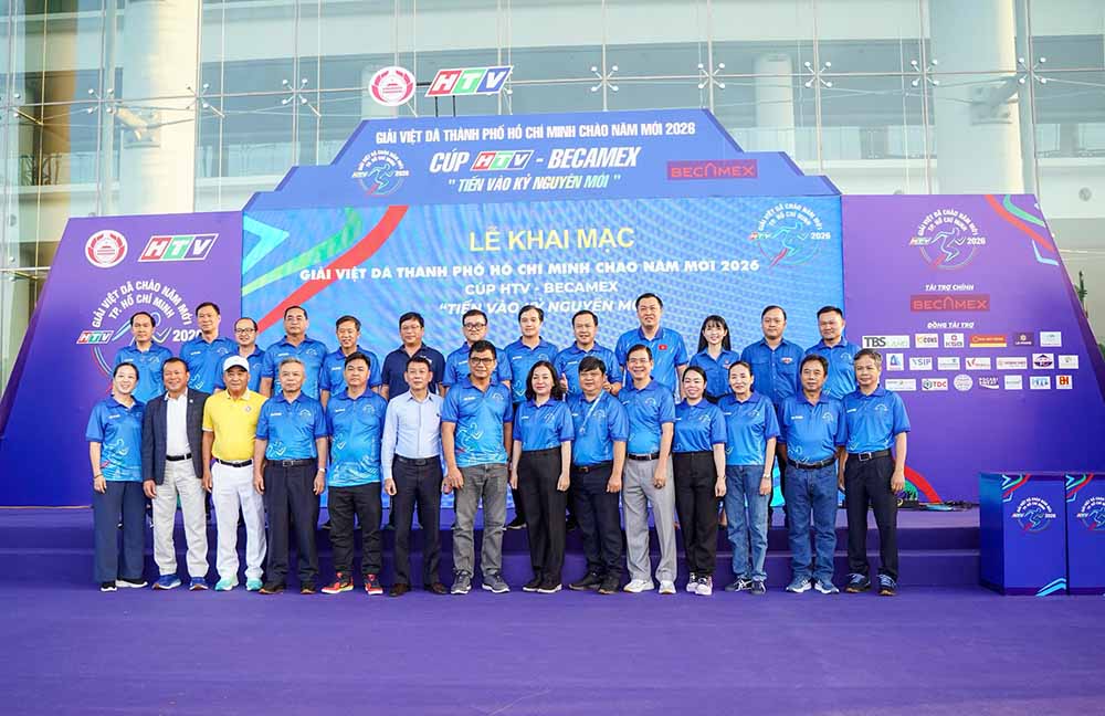 Cac dai bieu lanh dao chup hinh luu niem tai le khai mac. Anh: So VHTT TPHCM