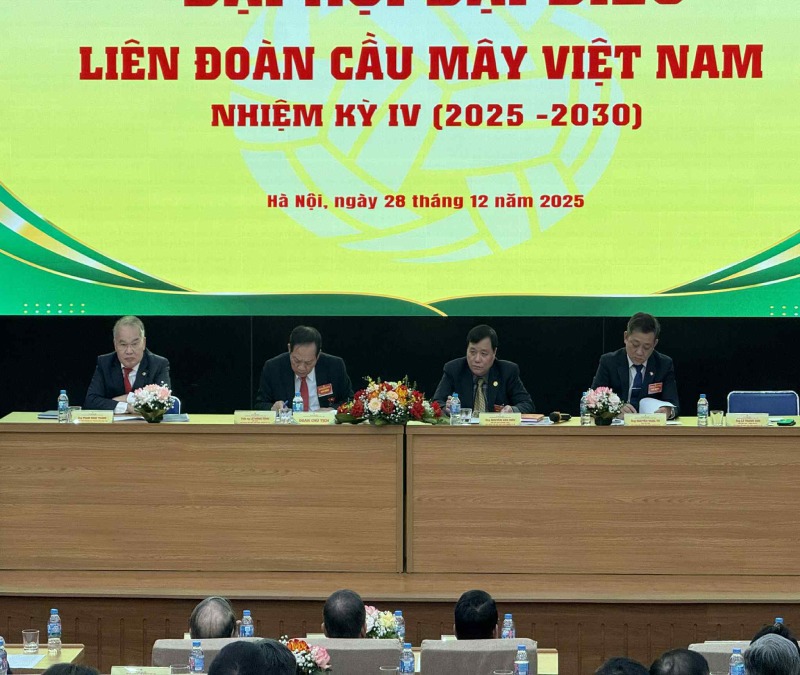 Ong Nguyen Van Hieu (thu 2 tu phai sang) giu chuc Chu tich Lien doan cau may Viet Nam. Anh: An Nguyen