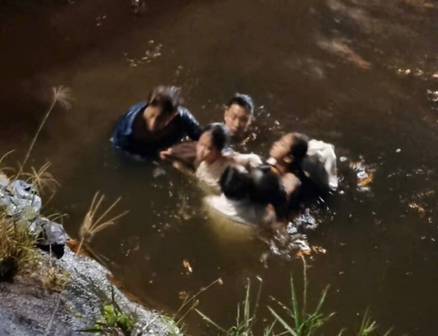 Rescuing people under the canal at night, 3 victims escaped death. Photo: Thanh Son