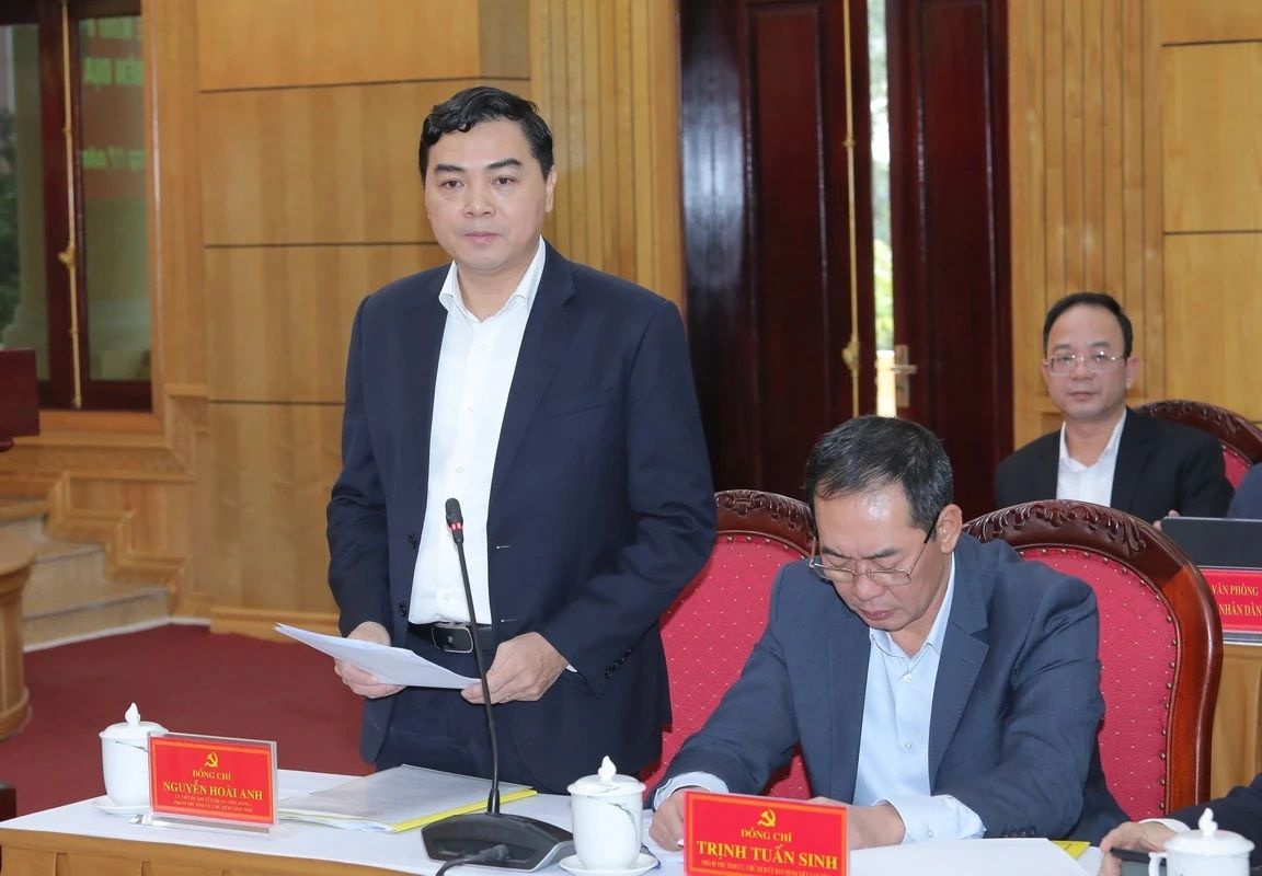 Ong Nguyen Hoai Anh - Chu tich UBND tinh Thanh Hoa bao cao ve tinh hinh xu ly kho khan, vuong mac cho cac du an ton dong tren dia ban tinh. Anh: Minh Hieu 