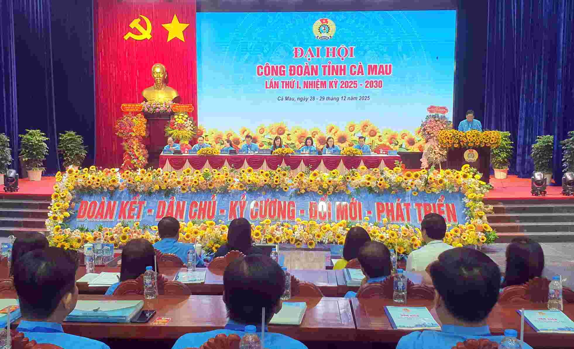 The 1st Ca Mau Provincial Trade Union Congress, term 2025-2030, held the first working session. Photo: Nhat Ho